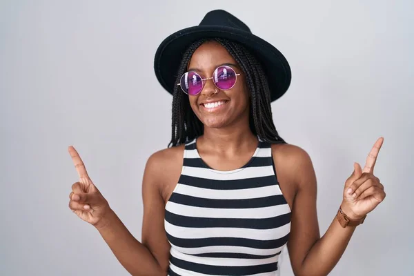 Joven Afroamericano Con Trenzas Con Sombrero Gafas Sol Sonriendo Confiado —  Fotos de Stock