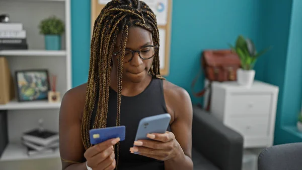 Trabajadora Negocios Afroamericana Comprando Con Smartphone Tarjeta Crédito Oficina —  Fotos de Stock