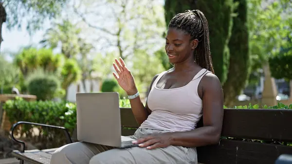 Afro Americana Mujer Teniendo Videollamada Sentado Banco Parque — Foto de Stock