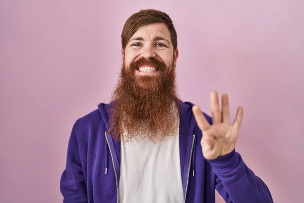 Hombre Caucásico Con Barba Larga Pie Sobre Fondo Rosa Mostrando — Foto de Stock