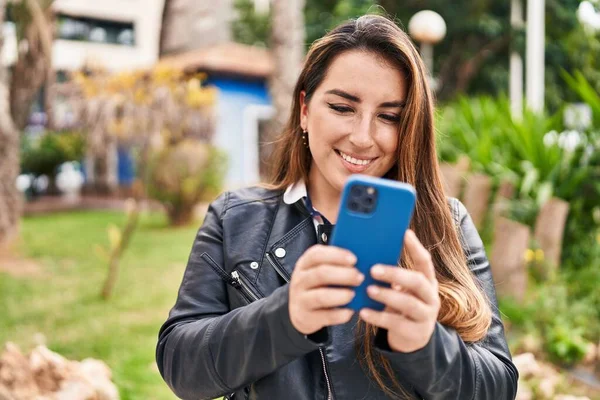 Молодая Красивая Латиноамериканка Уверенно Улыбается Используя Смартфон Парке — стоковое фото