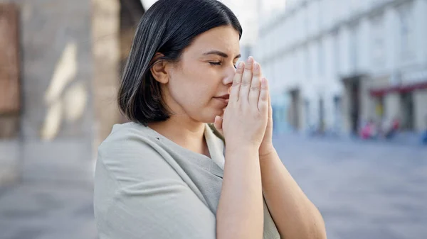 在维也纳的大街上 年轻美丽的惊慌失措的女人闭上眼睛祈祷着 — 图库照片
