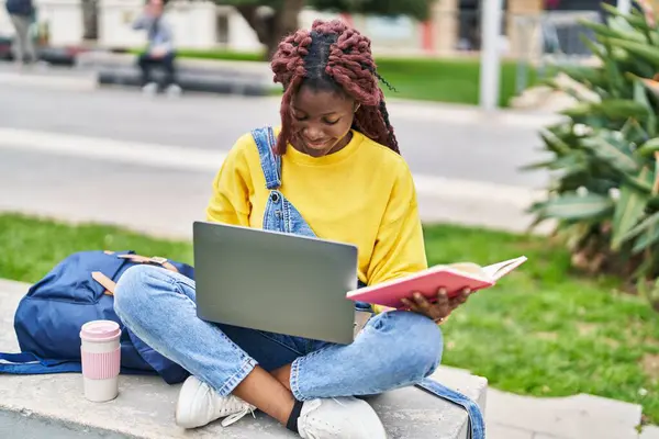 Afroamerykanka Student Pomocą Laptopa Czytania Książki Kampusie Parku — Zdjęcie stockowe