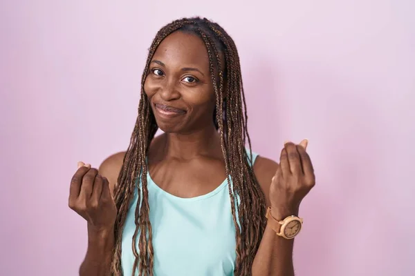 Africano Americano Mulher Sobre Fundo Rosa Fazendo Gesto Dinheiro Com — Fotografia de Stock