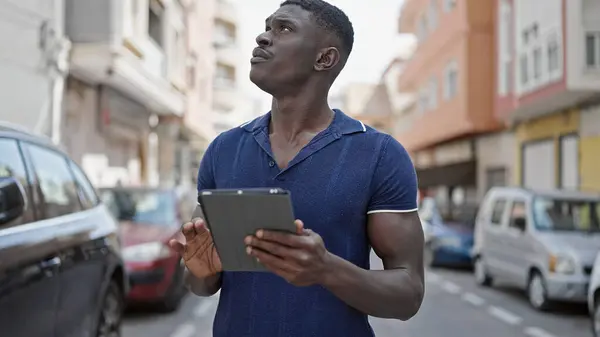 Africký Američan Pomocí Touchpad Ulici — Stock fotografie