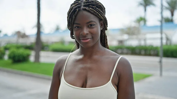 Afro Amerikaanse Vrouw Glimlachen Zelfverzekerd Staan Straat — Stockfoto