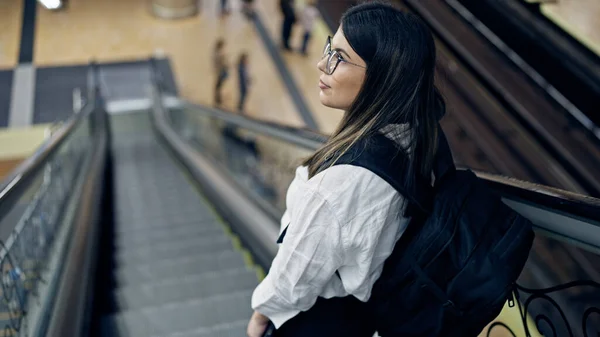 Ung Vacker Latinamerikansk Kvinna Står Rulltrappan Bär Ryggsäck Tunnelbanestationen Madrid — Stockfoto