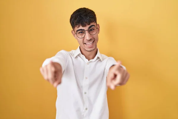 Young Hispanic Man Standing Yellow Background Pointing You Camera Fingers — Foto de Stock