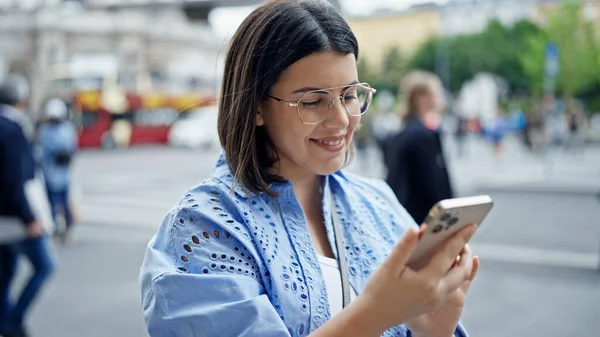在维也纳的街上 年轻美丽的惊慌失措的女人用智能手机高兴地微笑着 — 图库照片