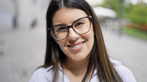 Junge Schöne Hispanische Frau Mit Brille Lächelt Glücklich Den Straßen — Stockfoto