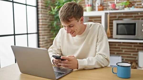 Giovane Uomo Caucasico Utilizzando Laptop Smartphone Nella Sala Pranzo — Foto Stock