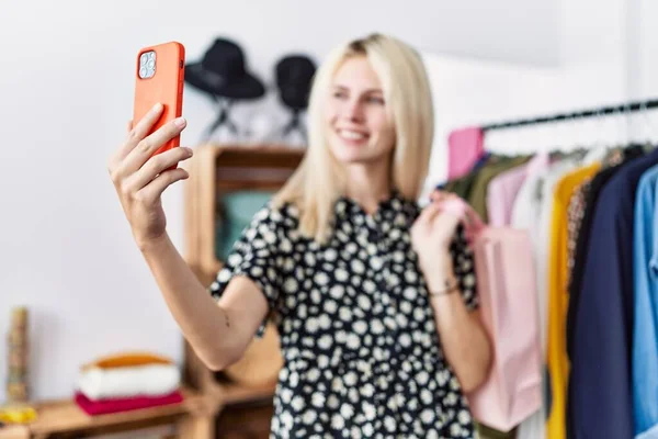 Młoda Blondynka Trzyma Torby Zakupy Zrobić Selfie Przez Smartfona Uśmiechając — Zdjęcie stockowe