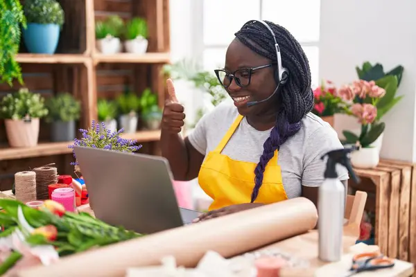 Jovem Africana Trabalhando Florista Loja Fazendo Videochamada Sorrindo Feliz Positivo — Fotografia de Stock