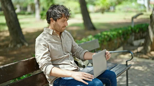 Jonge Spaanse Man Met Laptop Zittend Een Bankje Het Park — Stockfoto