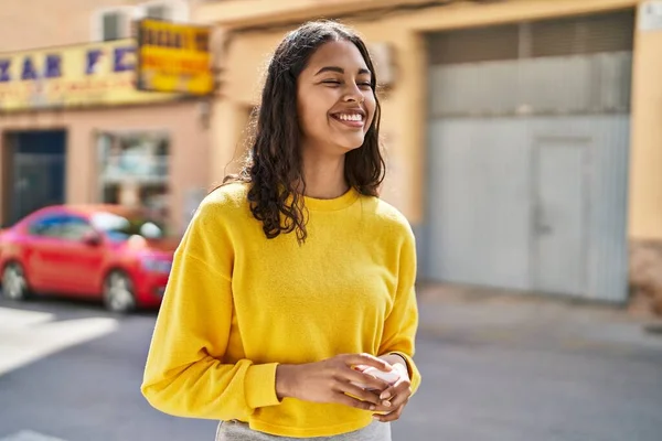 Joven Mujer Afroamericana Sonriendo Confiada Sosteniendo Auriculares Calle — Foto de Stock