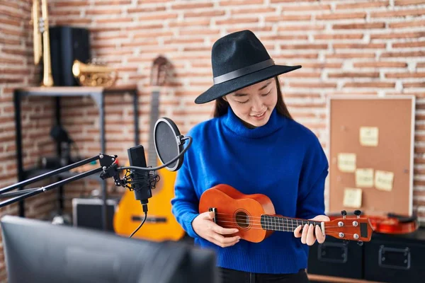 Chinese Vrouw Muzikant Glimlachen Zelfverzekerd Spelen Ukelele Muziekstudio — Stockfoto