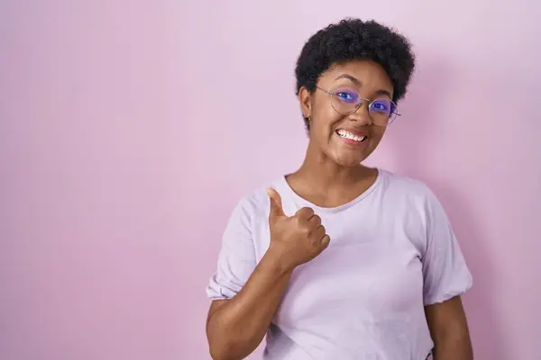 Pembe Arka Planda Duran Genç Afro Amerikalı Kadın Elleriyle Mutlu — Stok fotoğraf