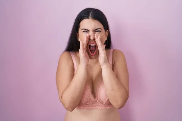 Young Hispanic Woman Wearing Pink Bra Shouting Angry Out Loud — Stock Photo, Image