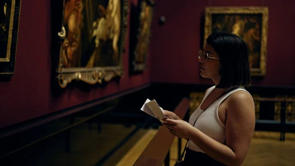 Νεαρή Όμορφη Ισπανίδα Επισκέπτρια Γκαλερί Διαβάζει Φυλλάδια Στο Μουσείο Τέχνης — Φωτογραφία Αρχείου
