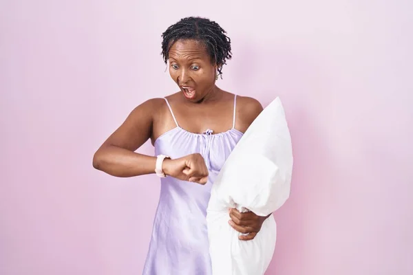 Mujer Africana Con Rastas Usando Pijama Abrazando Almohada Mirando Tiempo —  Fotos de Stock