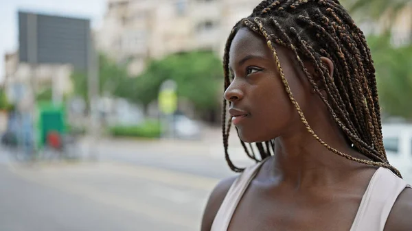 Afroamerykanka Spogląda Stronę Poważnym Wyrazem Twarzy Ulicy — Zdjęcie stockowe