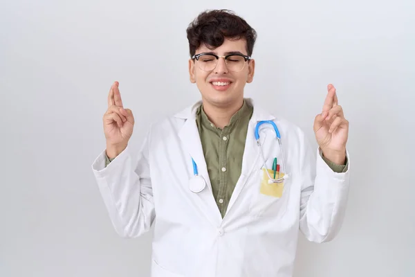 Jonge Niet Binaire Man Doktersuniform Stethoscoop Gekruiste Vinger Gekruist Glimlachend — Stockfoto