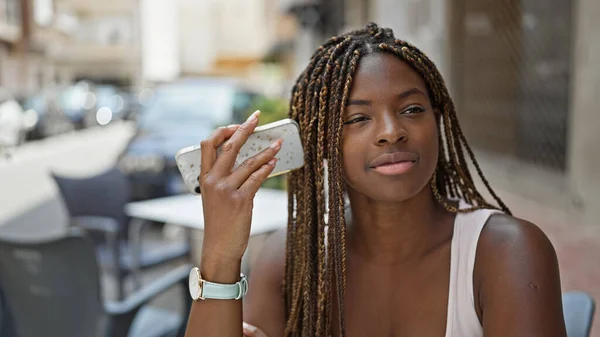 Afrikaans Amerikaanse Vrouw Luisteren Naar Voice Message Zitten Tafel Bij — Stockfoto