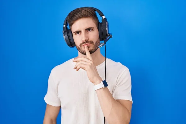 Hombre Hispano Con Barba Escuchando Música Usando Auriculares Pensando Concentrado — Foto de Stock