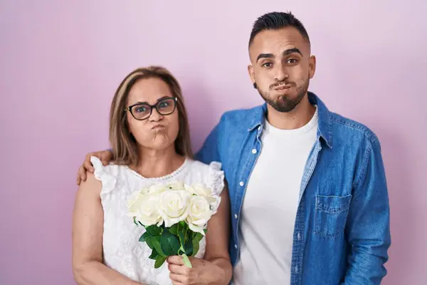 Hispanic Mor Och Son Tillsammans Håller Bukett Vita Blommor Puffande — Stockfoto