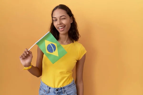 Jovem Hispânica Segurando Bandeira Brasil Piscando Olhando Para Câmera Com — Fotografia de Stock