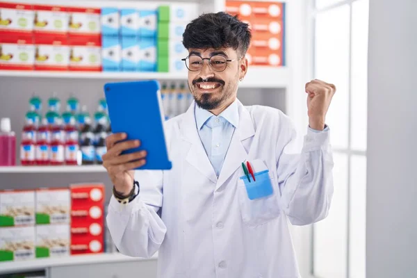 Young Hispanic Man Beard Working Pharmacy Drugstore Doing Video Call — Stock Photo, Image