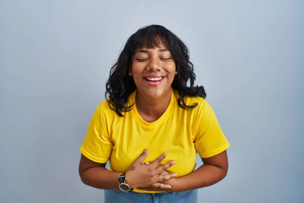 Hispanische Frau Die Vor Blauem Hintergrund Steht Lächelt Und Laut — Stockfoto