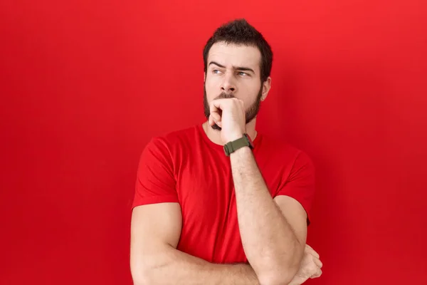 Joven Hombre Hispano Vistiendo Camiseta Roja Casual Pensando Preocupado Por — Foto de Stock