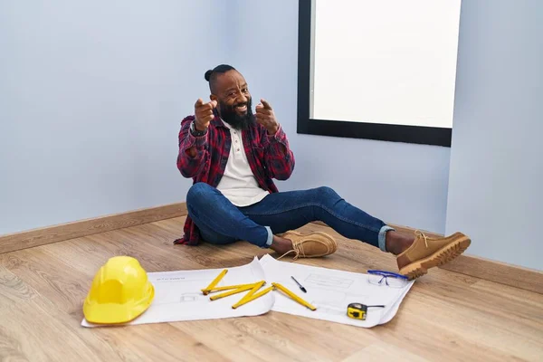Afrikanisch Amerikanischer Mann Der Neuen Zuhause Auf Dem Boden Sitzt — Stockfoto