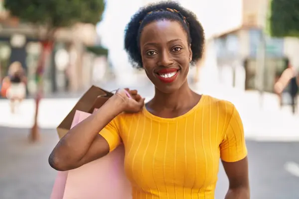 Africano Americano Mulher Sorrindo Confiante Segurando Sacos Compras Rua — Fotografia de Stock