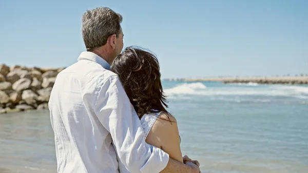 Kıdemli Erkek Kadın Çift Deniz Kenarında Birbirlerine Sarılıyorlar — Stok fotoğraf