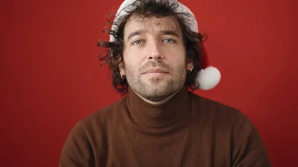 Νεαρός Ισπανός Που Φοράει Χριστουγεννιάτικο Καπέλο Χαλαρή Έκφραση Πάνω Από — Φωτογραφία Αρχείου