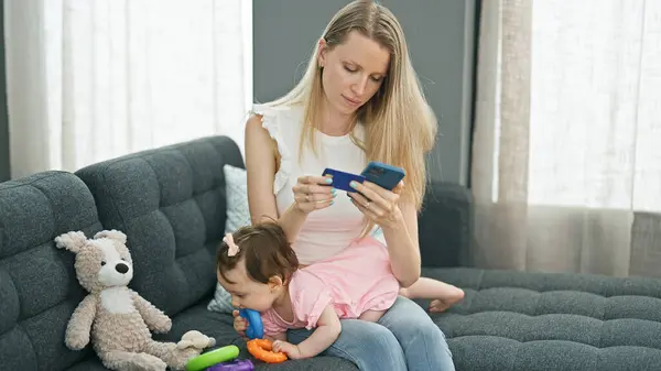 Matka Córka Zakupy Smartfonem Kartą Kredytową Podczas Gry Kosza Domu — Zdjęcie stockowe