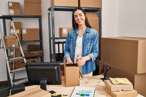 Young Beautiful Hispanic Woman Ecommerce Business Worker Packaging Cardboard Box — Stock fotografie