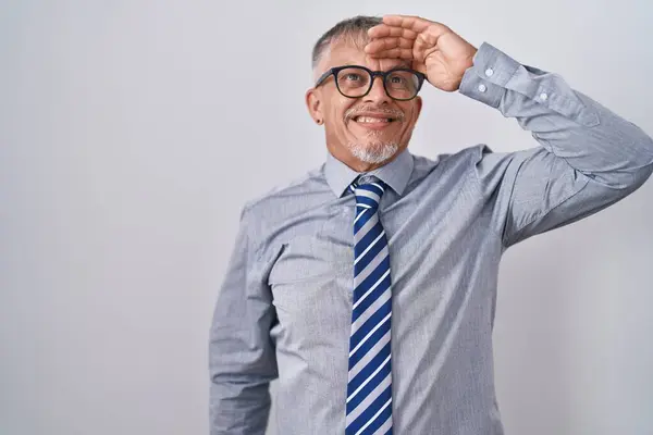 Hispanic Affärsman Med Grått Hår Bär Glasögon Ler Säker Berörande — Stockfoto
