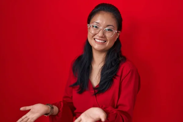 Asiatisk Ung Kvinna Står Över Röd Bakgrund Ler Glad Med — Stockfoto