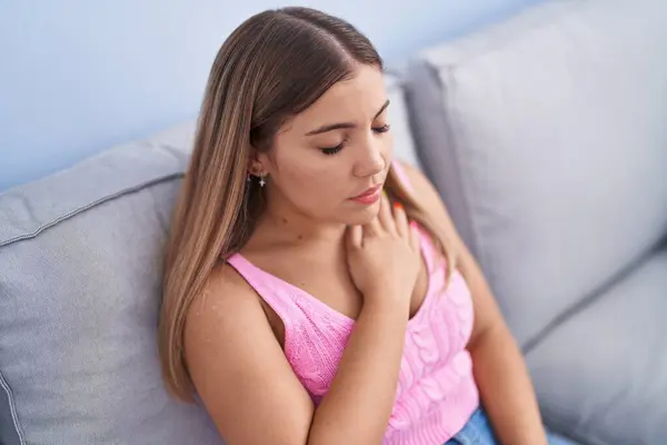 Young Beautiful Hispanic Woman Sitting Sofa Suffering Heart Attack Home — Stock Photo, Image