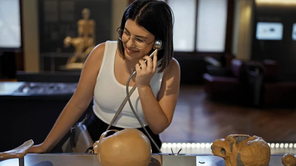 Молодая Красивая Латиноамериканка Посетившая Антропологическую Выставку Музее Естественной Истории Вене — стоковое фото