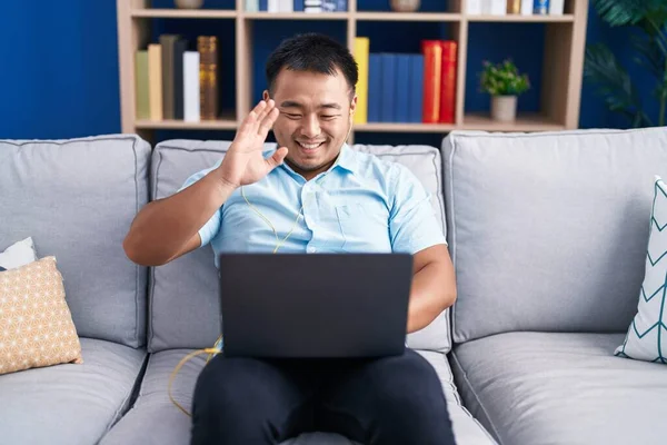 Chinese Young Man Using Computer Laptop Sitting Sofa Looking Positive — Stock Photo, Image
