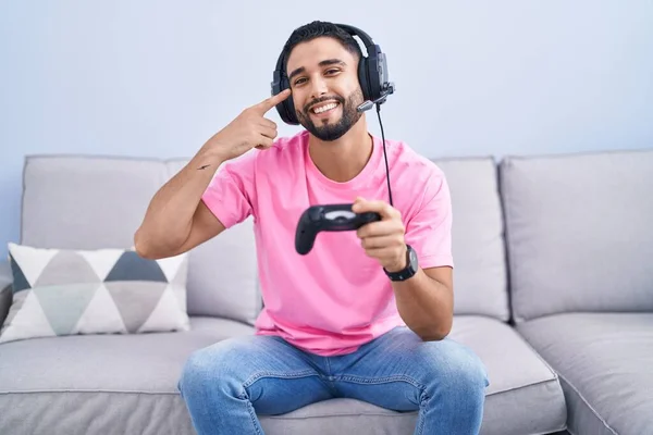 Hispanischer Junger Mann Beim Spielen Von Videospielen Mit Controller Auf — Stockfoto