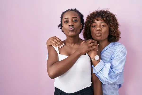 Zwei Afrikanische Frauen Die Vor Rosa Hintergrund Stehen Und Die — Stockfoto