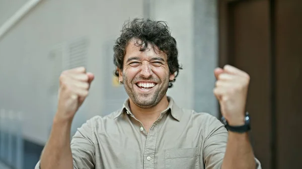 Jonge Spaanse Man Glimlachend Vol Vertrouwen Staand Met Winnaar Gebaar — Stockfoto