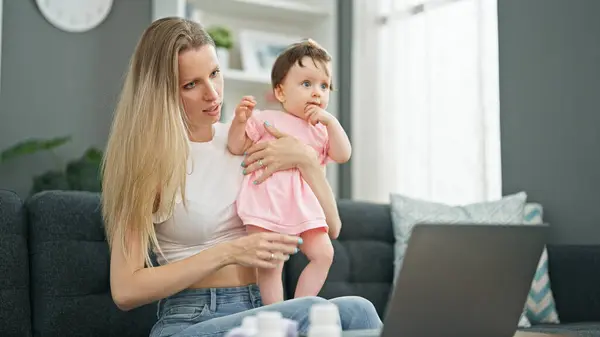 Mutter Und Tochter Mit Laptop Bei Online Kinderarzt Beratung Hause — Stockfoto