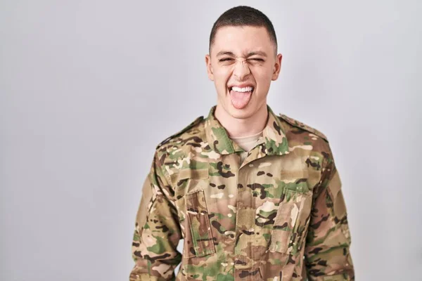 Ung Man Kamouflage Arméuniform Sticker Tungan Nöjd Med Roliga Uttryck — Stockfoto