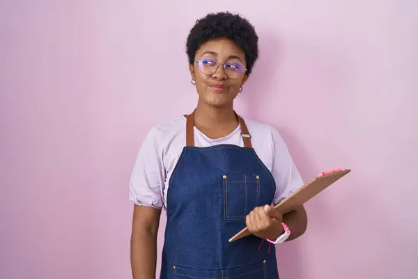 Genç Afro Amerikalı Kadın Profesyonel Garson Önlüğü Giymiş Elinde Pano — Stok fotoğraf